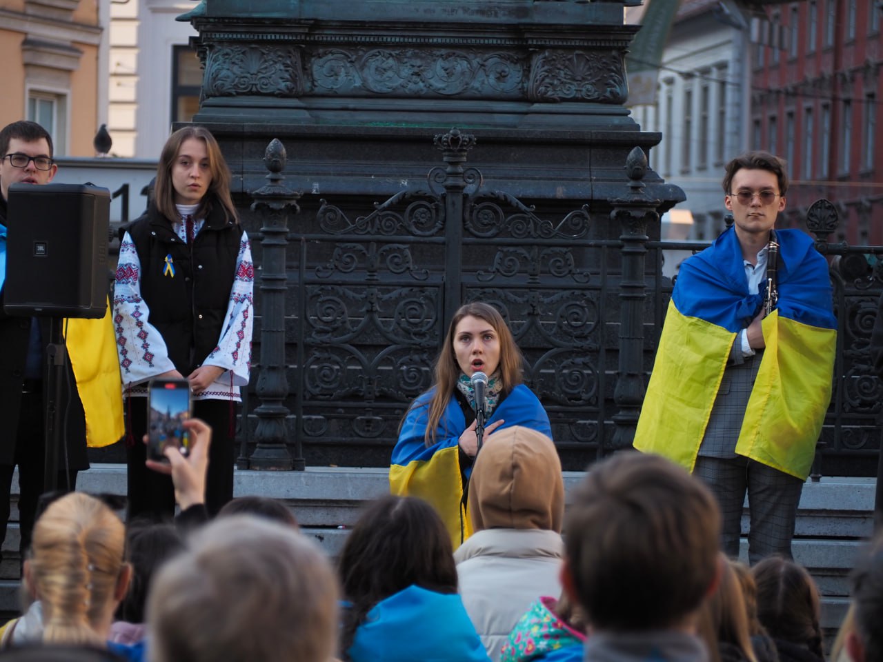 Tröten-Terror in der Ukraine: Die Vuvuzela der EM heißt Zozulica - FOCUS  online